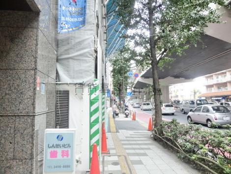 街路樹のある歩道