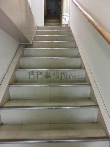 玄関は入ってすぐ前が階段です