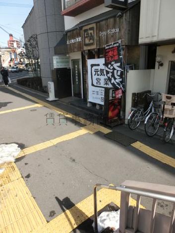 駅が近いので人通りがあります