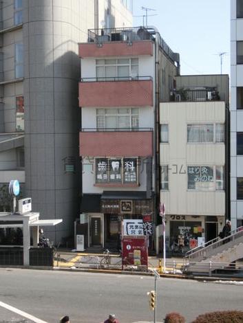 目の前に日比谷線三ノ輪駅があります