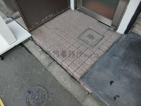 正面玄関前の床