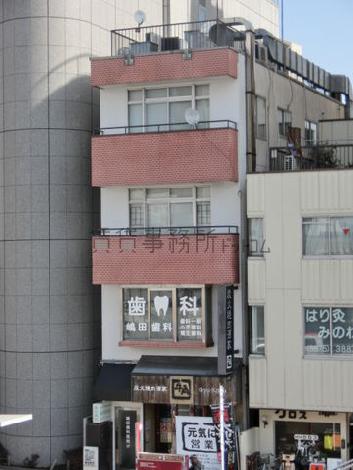 バルコニーから大通りを眺めることができます
