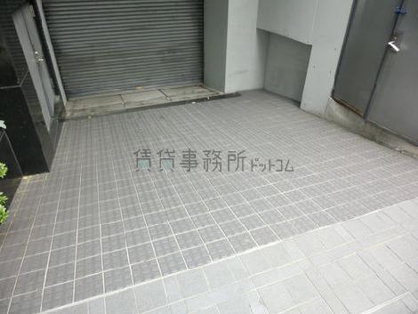 建物の地下は駐車場になっております