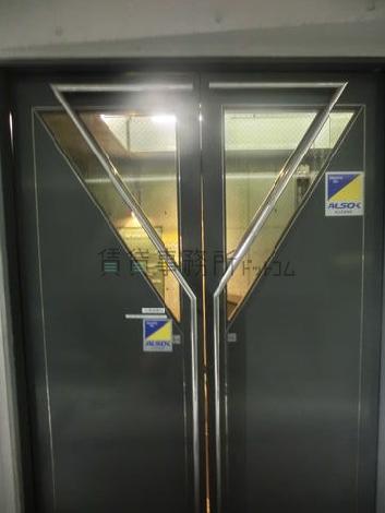 玄関ドアは２枚開きドアになります
