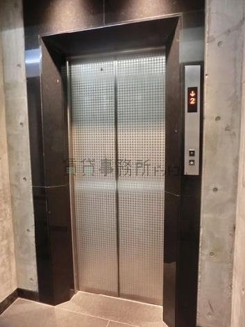 ９人乗りのエレベーターです