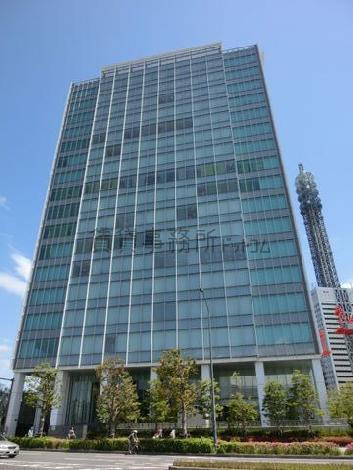 少し青みがかたガラス壁