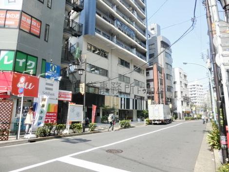 隣接する側道