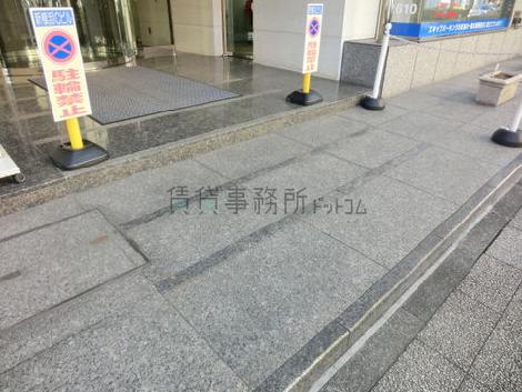 正面エントランス前の段差