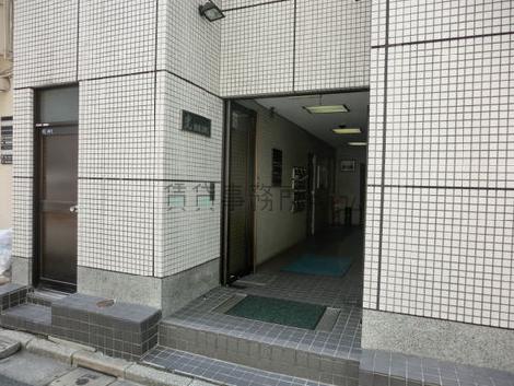 ビルの正面玄関です