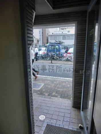 エントランス内からみた玄関です