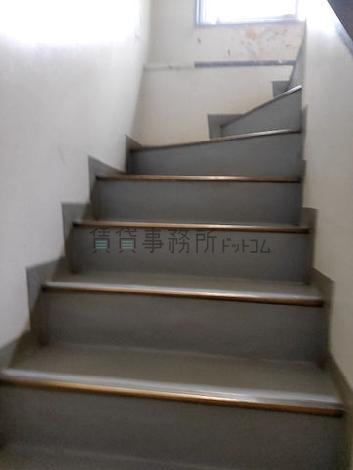 入口から折り返すように階段があります