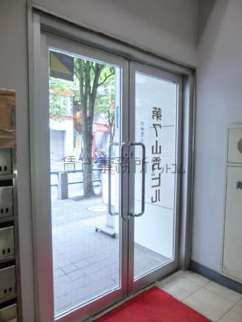 両開きの扉
