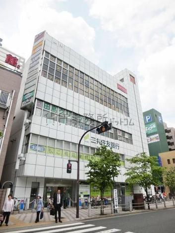 幅広くガラス窓を配列