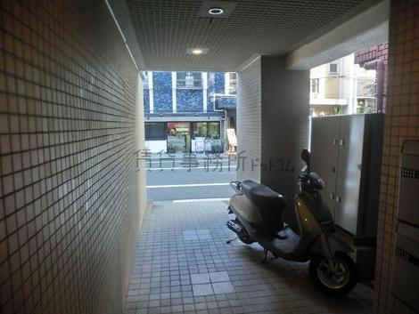 アプローチにバイク等が停められる程、広さにゆとりがあります