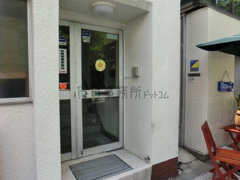 ビル内への入り口です