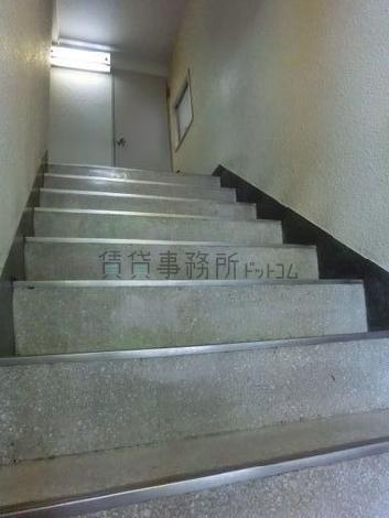 2階への階段です。この上にエレベーターがあります