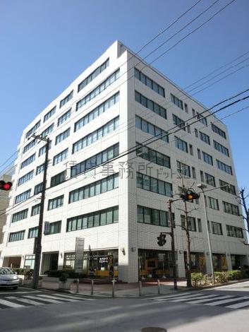 角地に建つ建物です