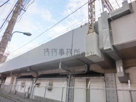 京王線の線路沿いの物件です