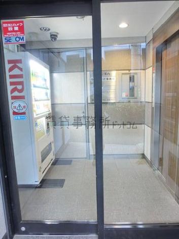 透明な扉でエントランスが外から見えます
