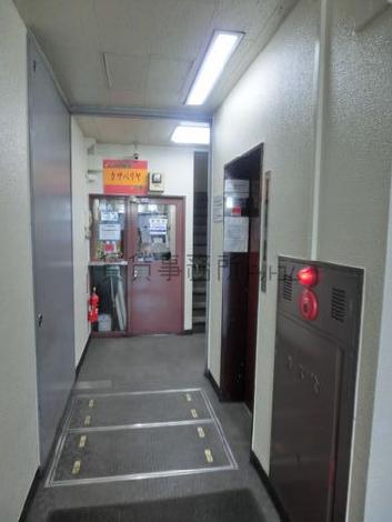 奥に管理人が常駐します