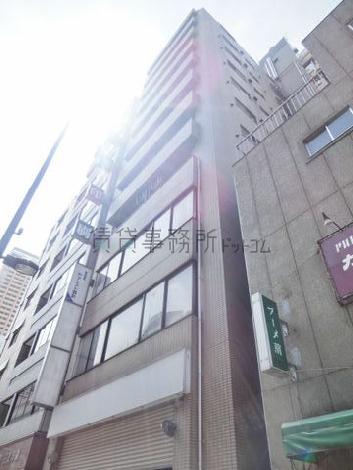 歩道から見上げた外壁