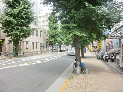中野通り沿いに位置するビルです