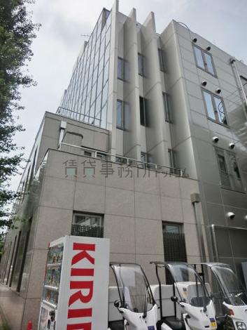 側面は縦のラインで刻まれています