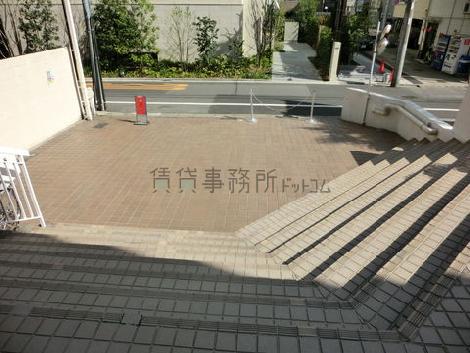 玄関前の階段を見た様子