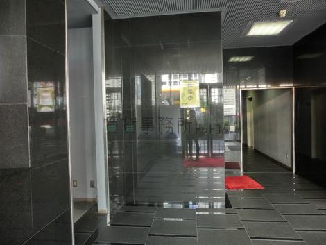 エントランス内は光沢があります