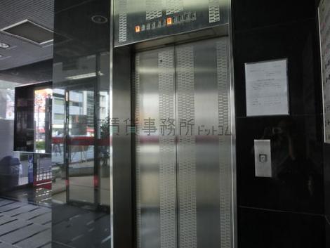 11人乗りエレベーターが1基です