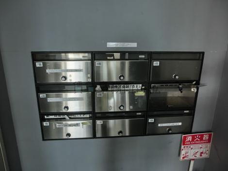 集合ポストがエントランス内にあります