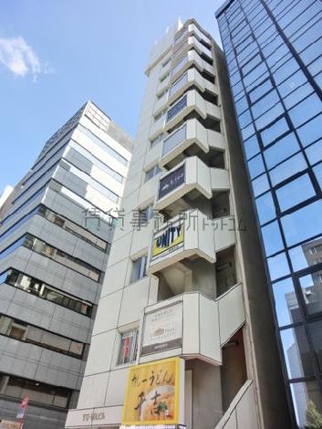 左側に外階段が見えます