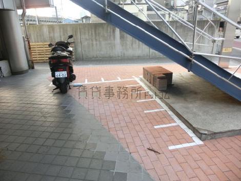 階段下部分に駐輪場があります