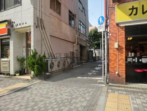 入口は物件側面にあります。