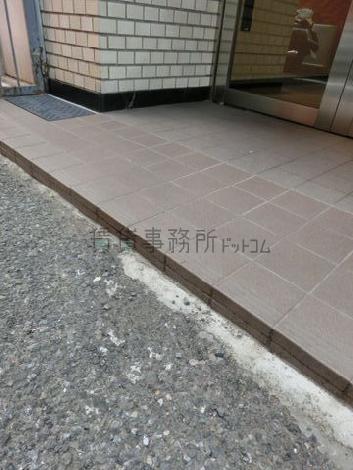 正面玄関前には段差がございます