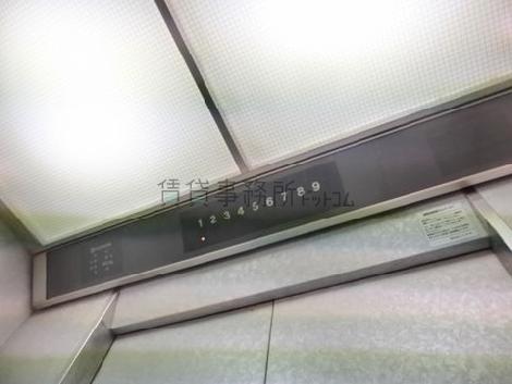 エレベーター内の天井照明