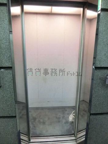 6人乗りエレベーターです
