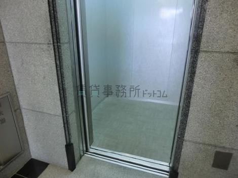 エレベーター内です