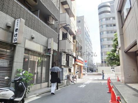 隣接する脇道奥からのアングル