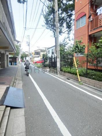玄関前の通り