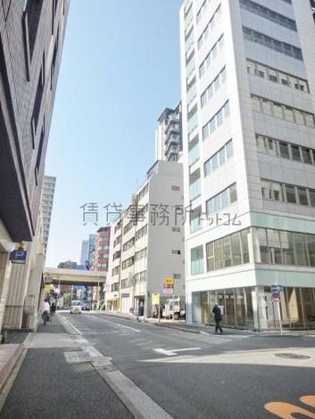 先に首都高速が見えます