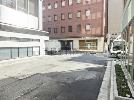 玄関前の幅広い通り