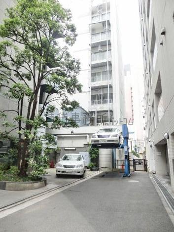 隣接する側道