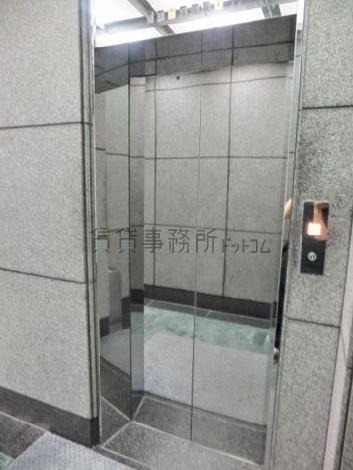 鏡面仕上げの扉