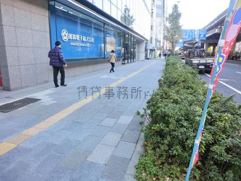 ビルの全面は舗装された歩道になります