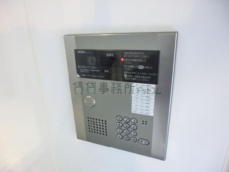 玄関前にあるオートロックインターホンになります