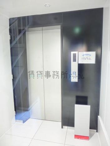 白を基調としたエレベーターです