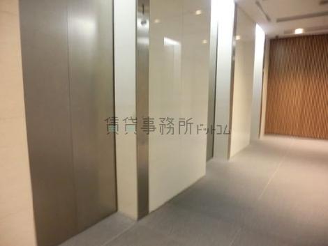 エレベーターは多数用意されています