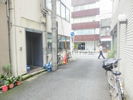 隣接する脇道奥からのアングル