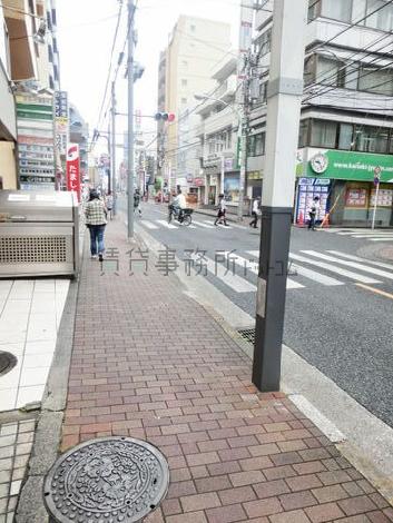 玄関前の通り